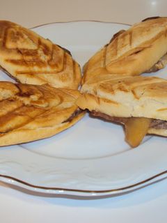 Una foto de Montaditos de solomillo de ternera, manzana y cebolla confitada