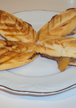 Una foto de Montaditos de solomillo de ternera, manzana y cebolla confitada