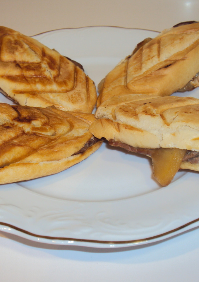 Una foto de Montaditos de solomillo de ternera, manzana y cebolla confitada