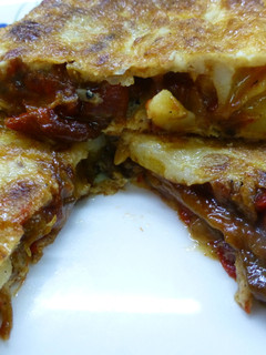 Una foto de Tortilla de patata y pimiento rojo