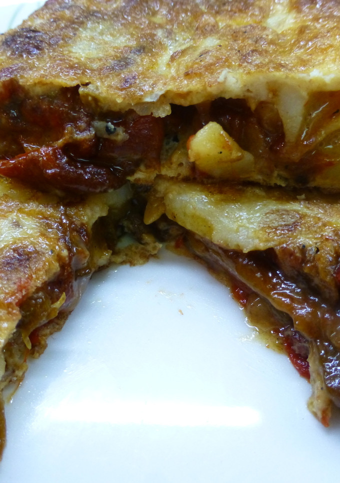 Una foto de Tortilla de patata y pimiento rojo