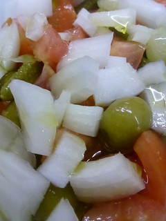 Una foto de Ensalada de tomate y encurtidos