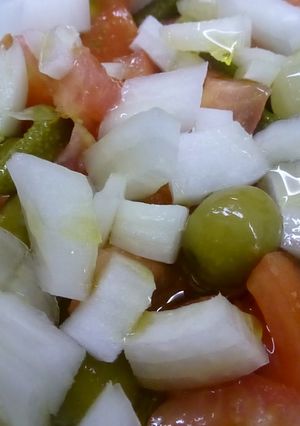 Una foto de Ensalada de tomate y encurtidos