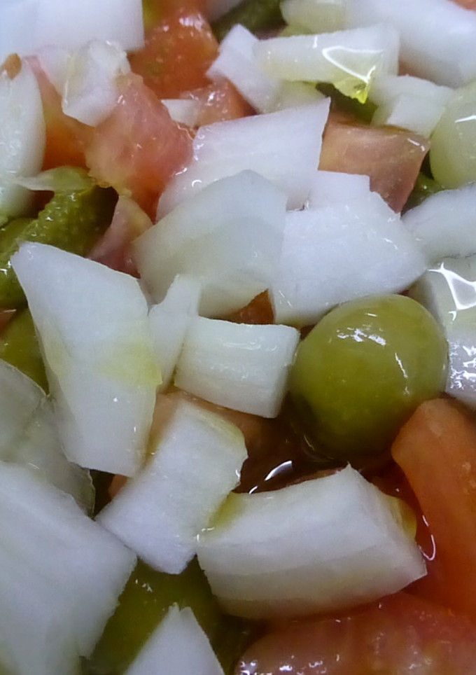 Una foto de Ensalada de tomate y encurtidos
