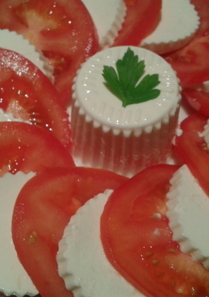 Una foto de Ensalada de tomate y queso fresco