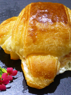 Una foto de Canapés mini croissant de salmón