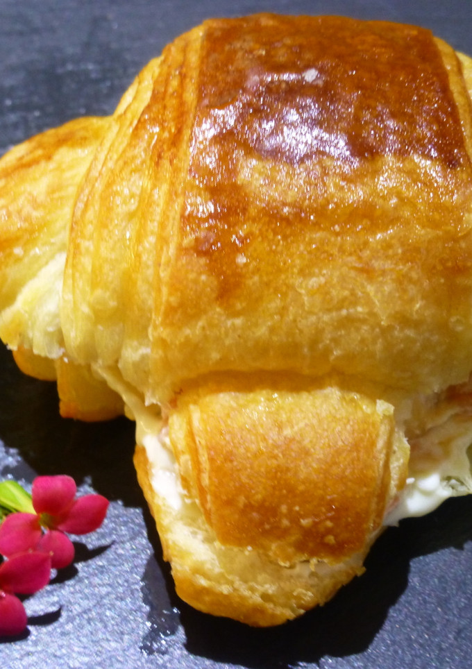 Una foto de Canapés mini croissant de salmón