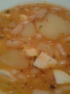 Una foto de Judías blancas con patatas y huevo