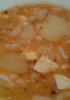 Una foto de Judías blancas con patatas y huevo