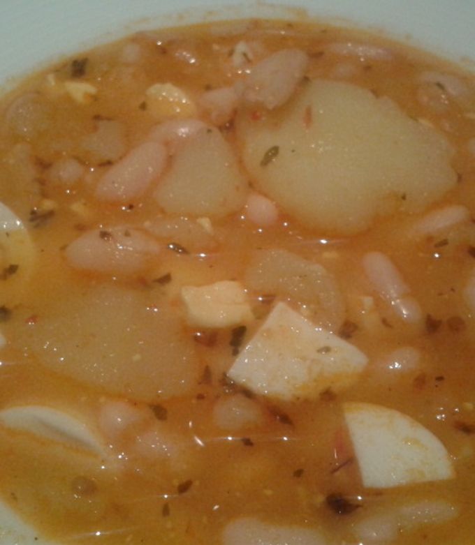 Foto principal de Judías blancas con patatas y huevo