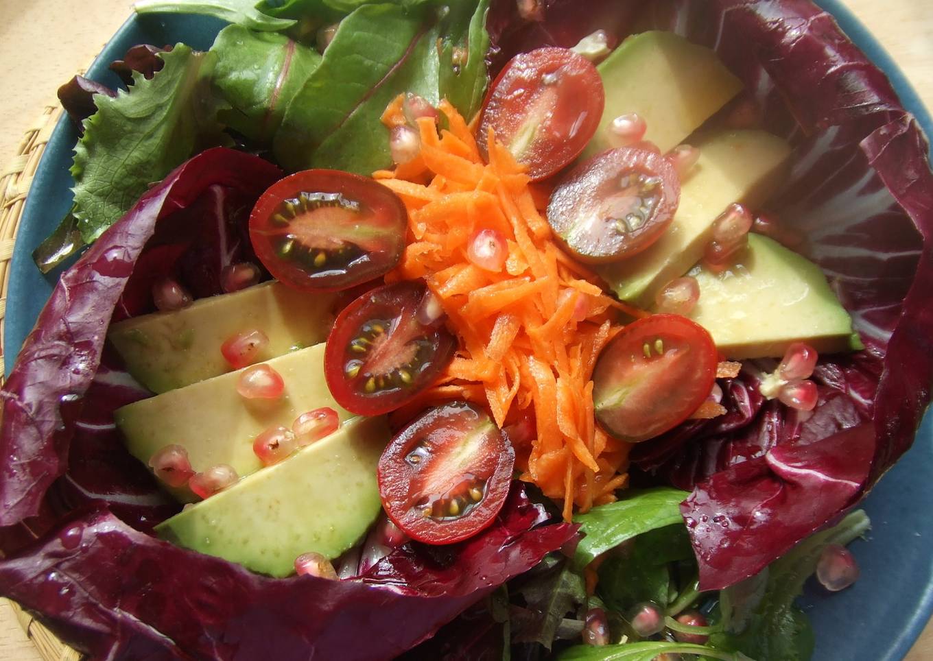 Ensalada de radicchio, aguacate y zanahorias<br />