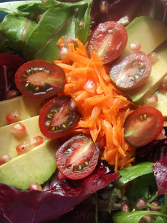 Una foto de Ensalada de radicchio, aguacate y zanahorias