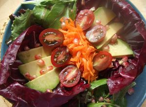 Una foto de Ensalada de radicchio, aguacate y zanahorias