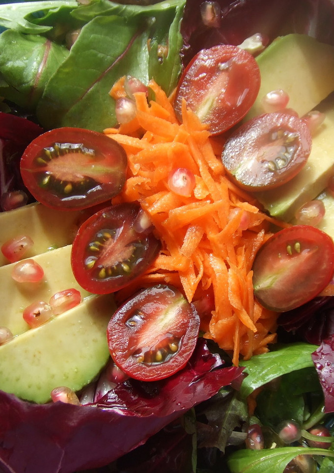 Una foto de Ensalada de radicchio, aguacate y zanahorias