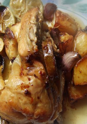 Una foto de Pollito tomatero al horno con ajo y lima