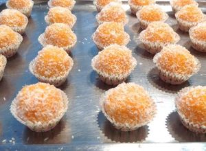 Foto principal de Bolitas de coco rallado y zanahoria