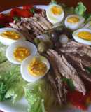 Ensalada de cogollos y pimientos asados con lomitos de caballa