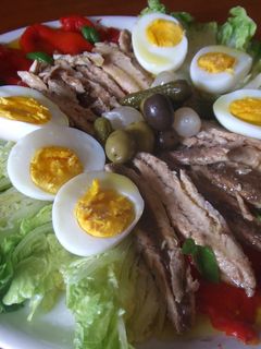 Una foto de Ensalada de cogollos y pimientos asados con lomitos de caballa