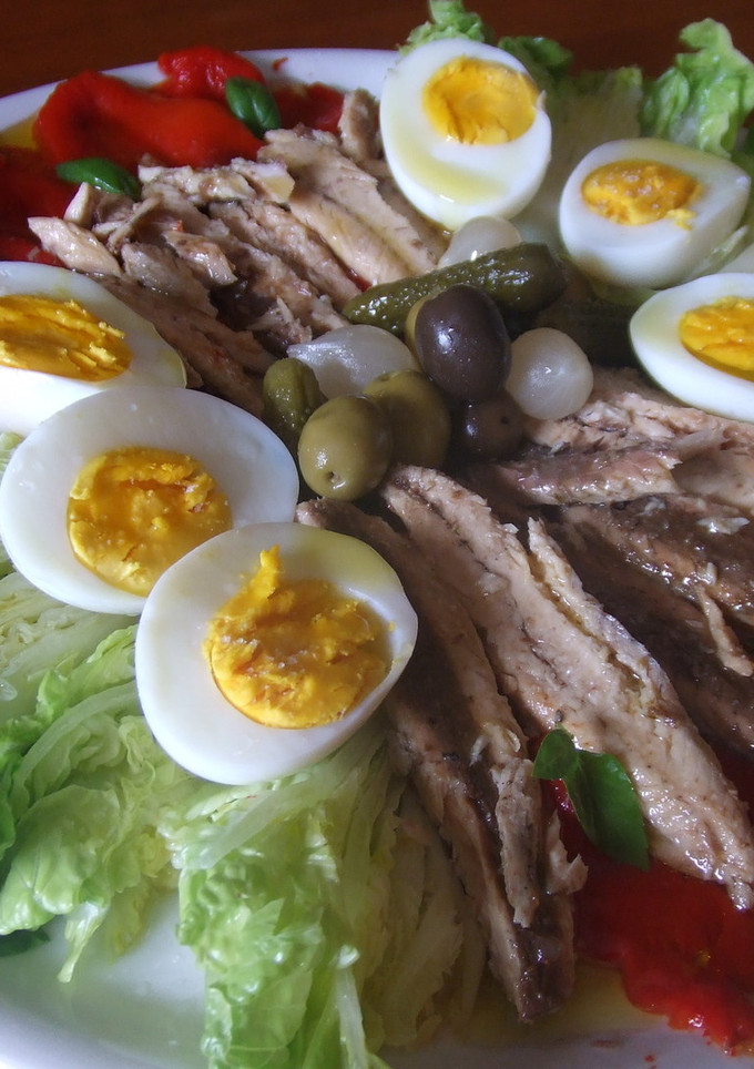 Una foto de Ensalada de cogollos y pimientos asados con lomitos de caballa