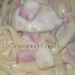 Una foto de Fetuccini Alfredo con champiñones