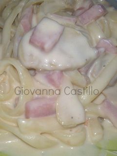 Una foto de Fetuccini Alfredo con champiñones