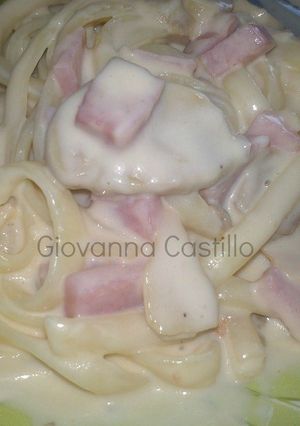 Una foto de Fetuccini Alfredo con champiñones