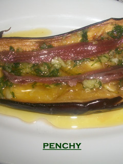 Una foto de Berenjenas asadas con salsa verde y anchoas