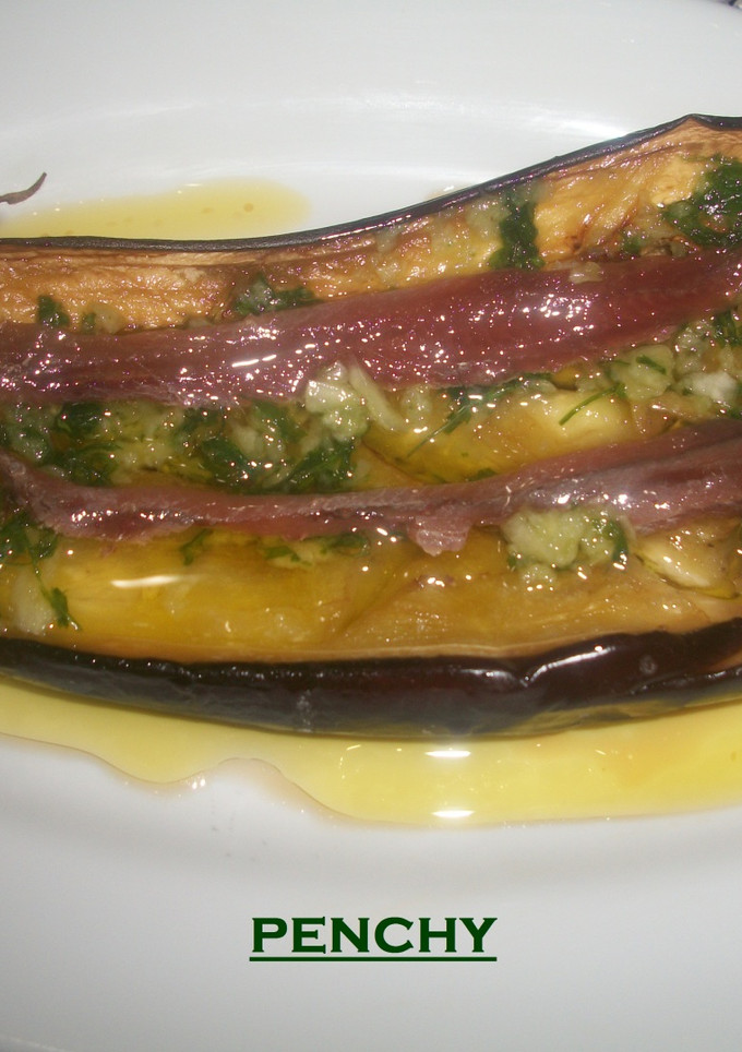 Una foto de Berenjenas asadas con salsa verde y anchoas
