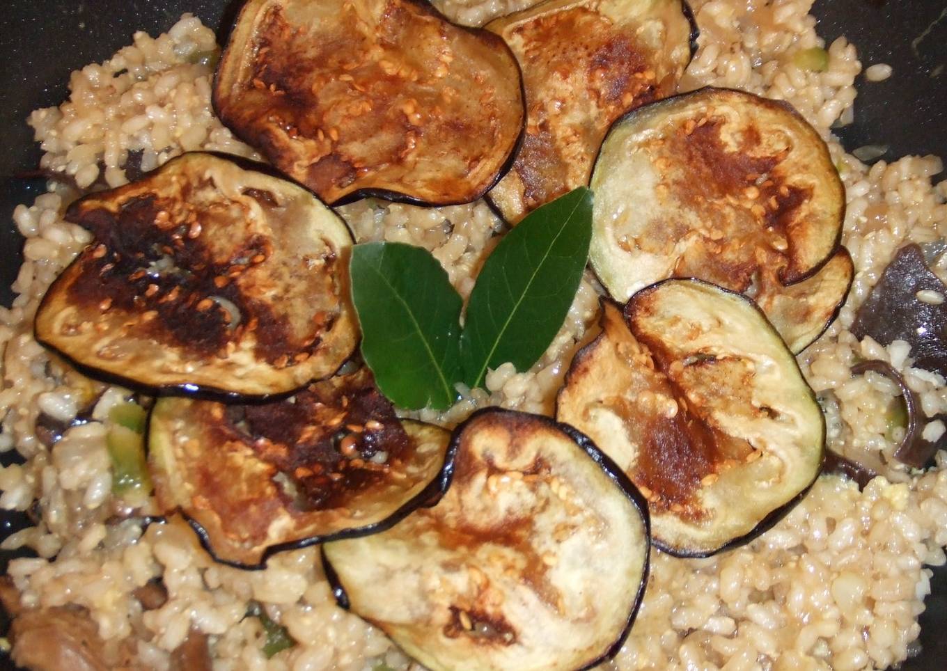 Arroz con hongos secos y chips de berenjena<br />