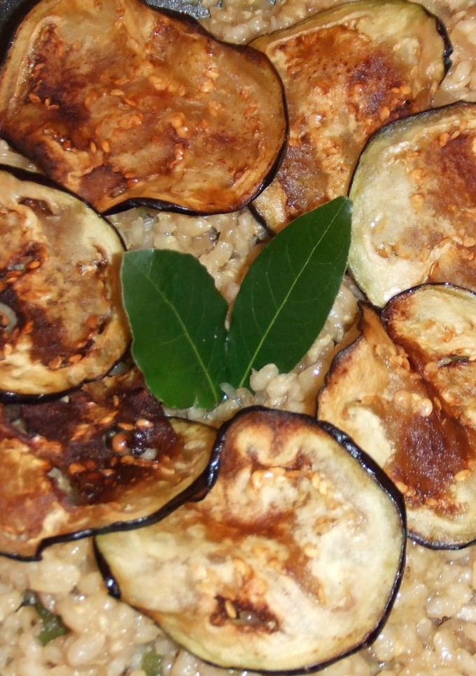 Una foto de Arroz con hongos secos y chips de berenjena