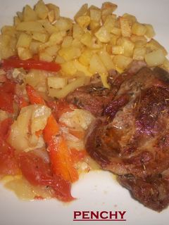 Una foto de Chuletas de cabeza de cerdo con verduras al horno