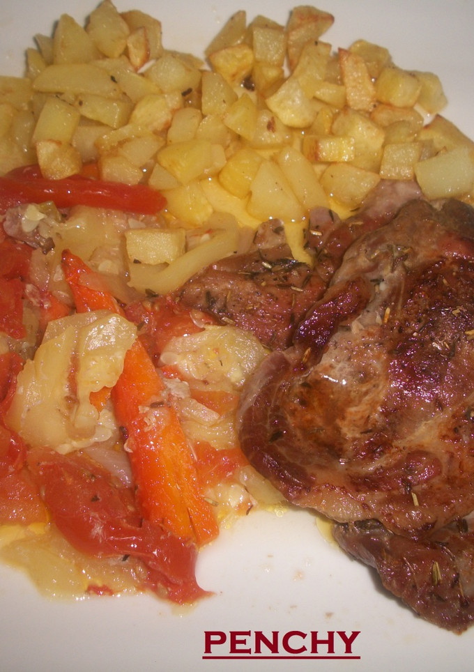 Una foto de Chuletas de cabeza de cerdo con verduras al horno