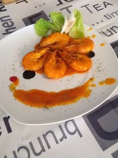 Una foto de Langostinos en salsa de azafrán y pimentón