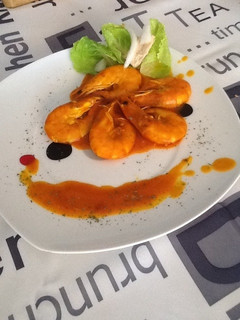 Una foto de Langostinos en salsa de azafrán y pimentón