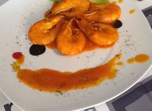 Una foto de Langostinos en salsa de azafrán y pimentón