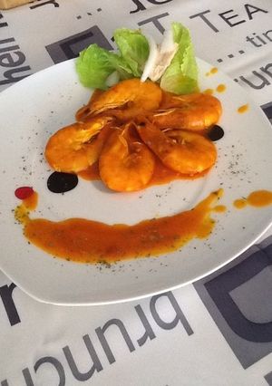Una foto de Langostinos en salsa de azafrán y pimentón