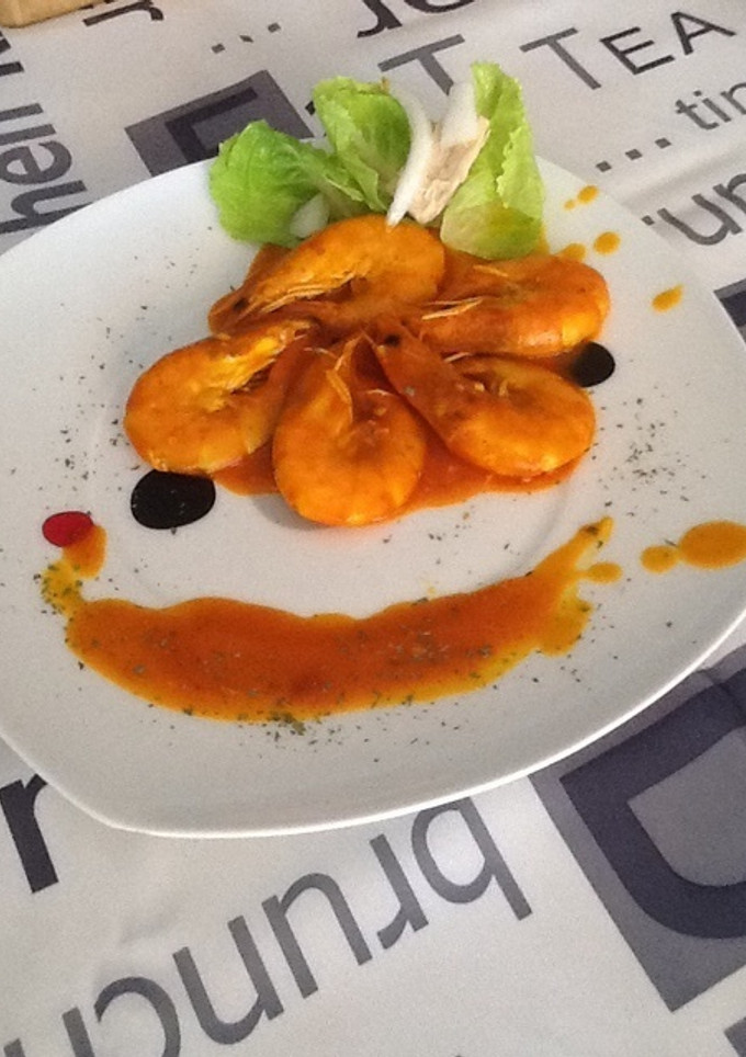Una foto de Langostinos en salsa de azafrán y pimentón