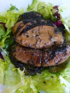 Una foto de Chipirones en su tinta con patata y escarola