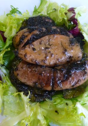 Una foto de Chipirones en su tinta con patata y escarola