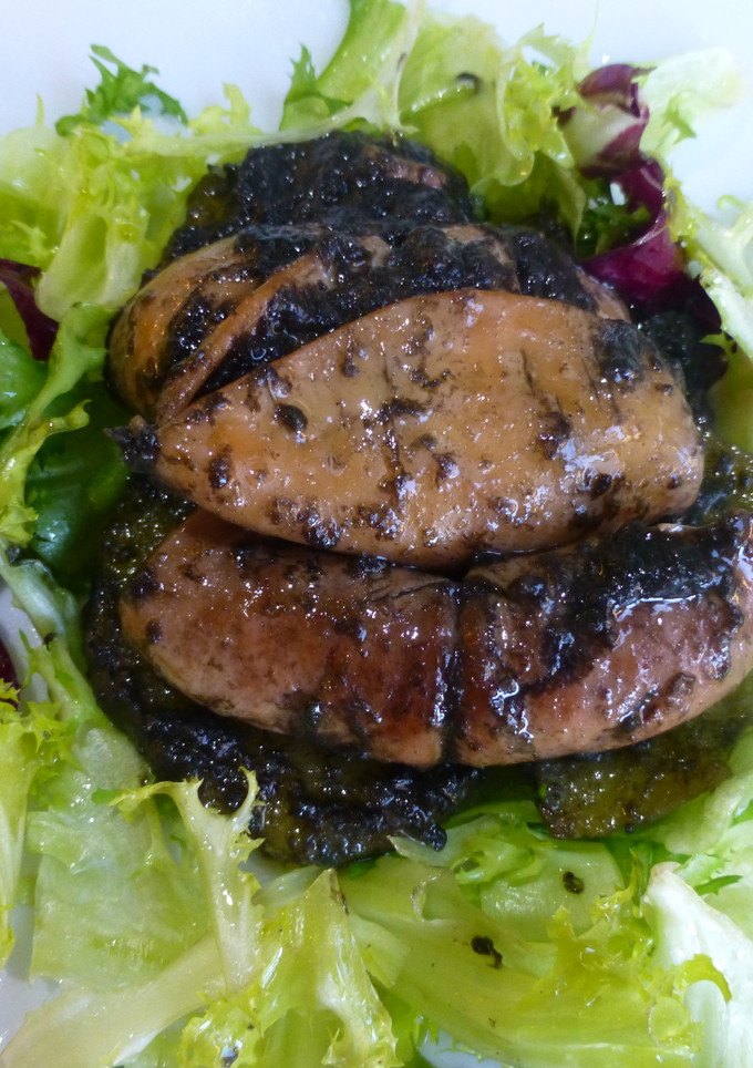 Una foto de Chipirones en su tinta con patata y escarola