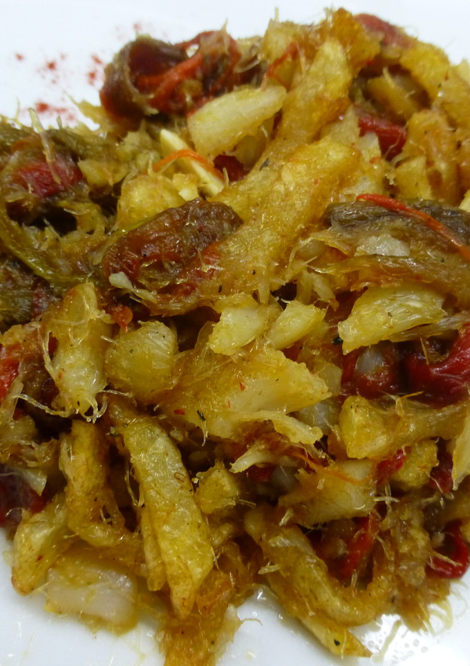 Una foto de Bacalao desmigado con pimientos y patatas