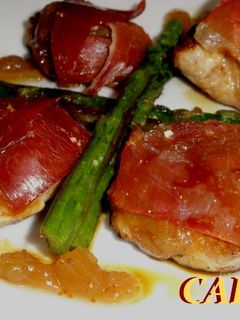 Una foto de Solomillo de cerdo en costra de jamón y chutney de higos