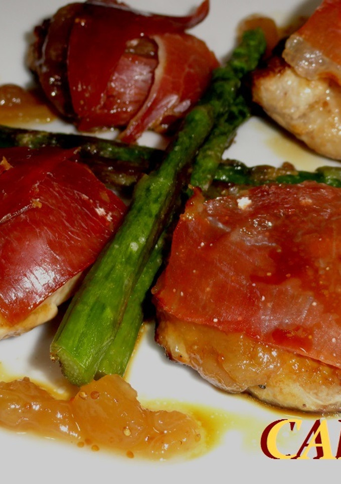 Una foto de Solomillo de cerdo en costra de jamón y chutney de higos
