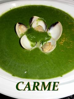 Una foto de Crema de espinacas con almejas