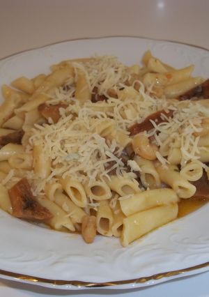 Una foto de Macarrones con setas y albahaca