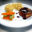 Medallones de res albardados con lonjas de tocino y salsa de vino tinto