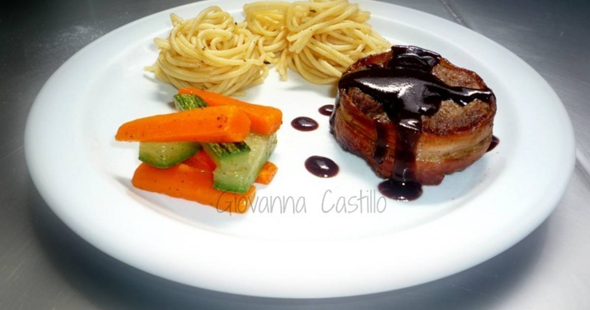 Medallones de res albardados con lonjas de tocino y salsa de vino tinto  Receta de Giovanna-Castillo- Cookpad