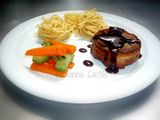 Medallones de res albardados con lonjas de tocino y salsa de vino tinto