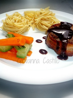 Una foto de Medallones de res albardados con lonjas de tocino y salsa de vino tinto