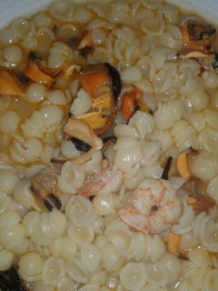 Una foto de Sopa de gambitas y mejillones